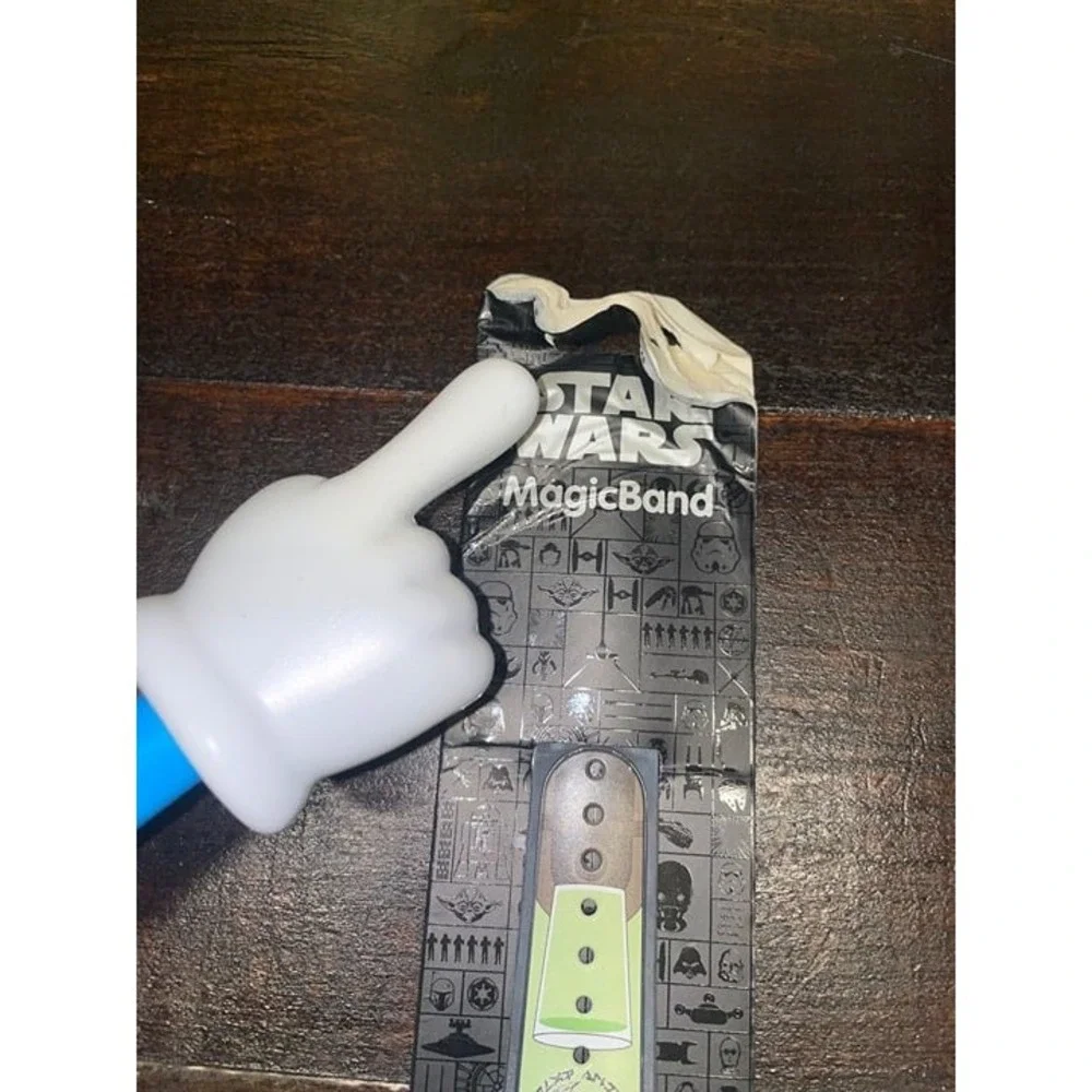 Disney Parks Star Wars Galaxy's Edge‎ Blue & Green Milk Magicband Linkable